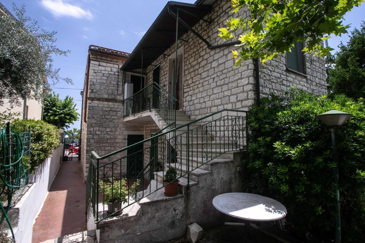 N237 - Numana, Trilocale A 100 Metri Dal Centro Apartment Luaran gambar